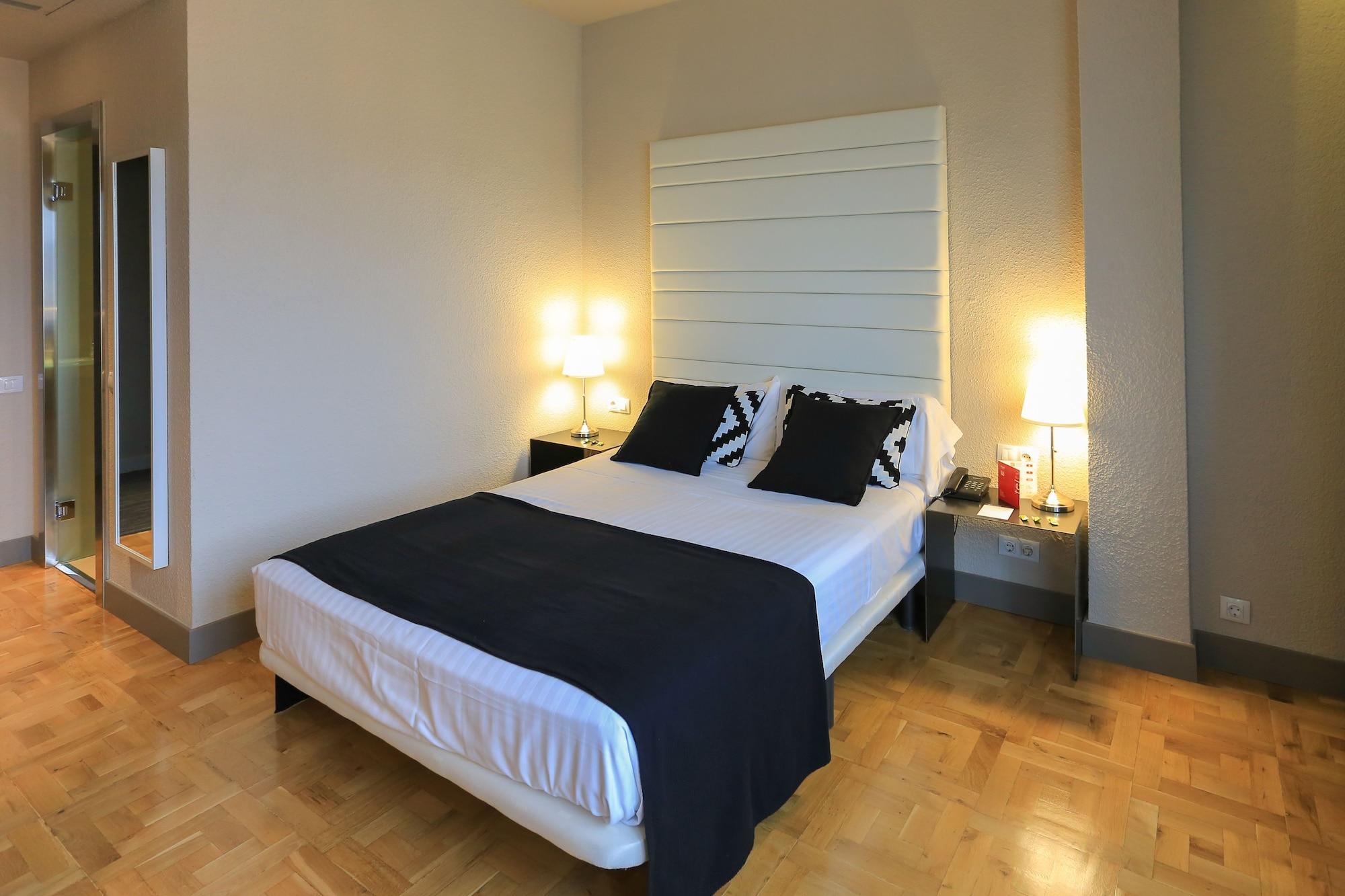 Habitus Hotel Leyre Pamplona Bagian luar foto