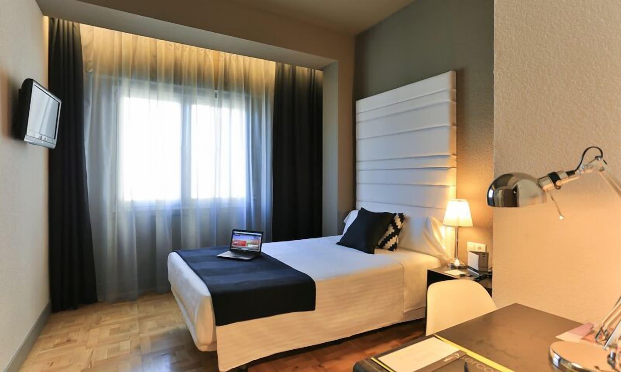Habitus Hotel Leyre Pamplona Bagian luar foto