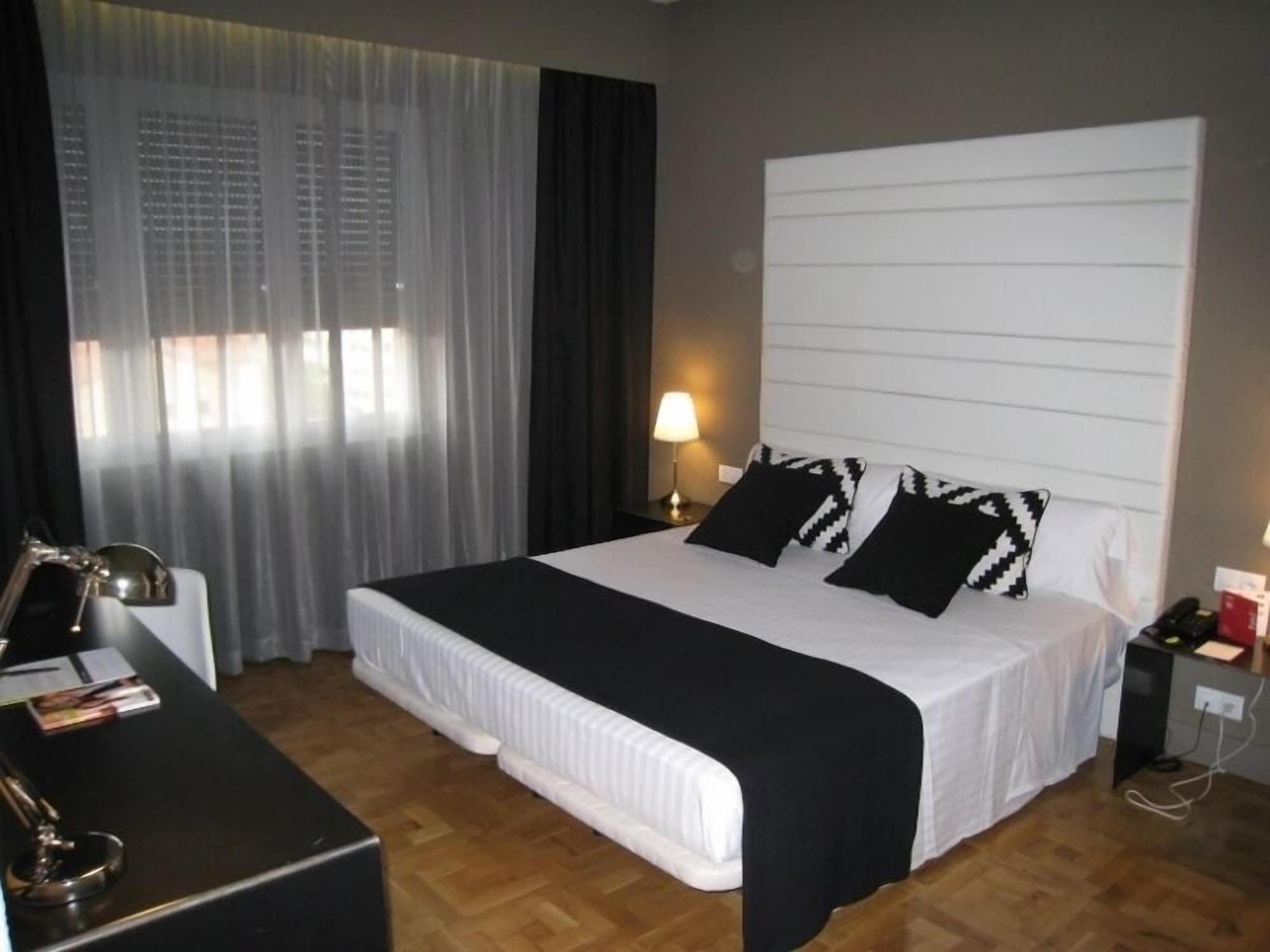 Habitus Hotel Leyre Pamplona Bagian luar foto