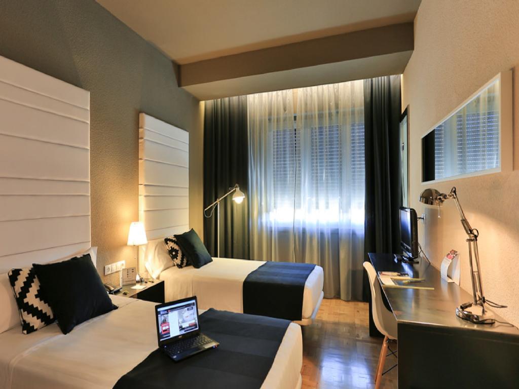 Habitus Hotel Leyre Pamplona Bagian luar foto
