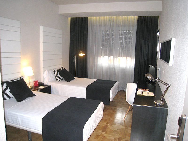 Habitus Hotel Leyre Pamplona Bagian luar foto