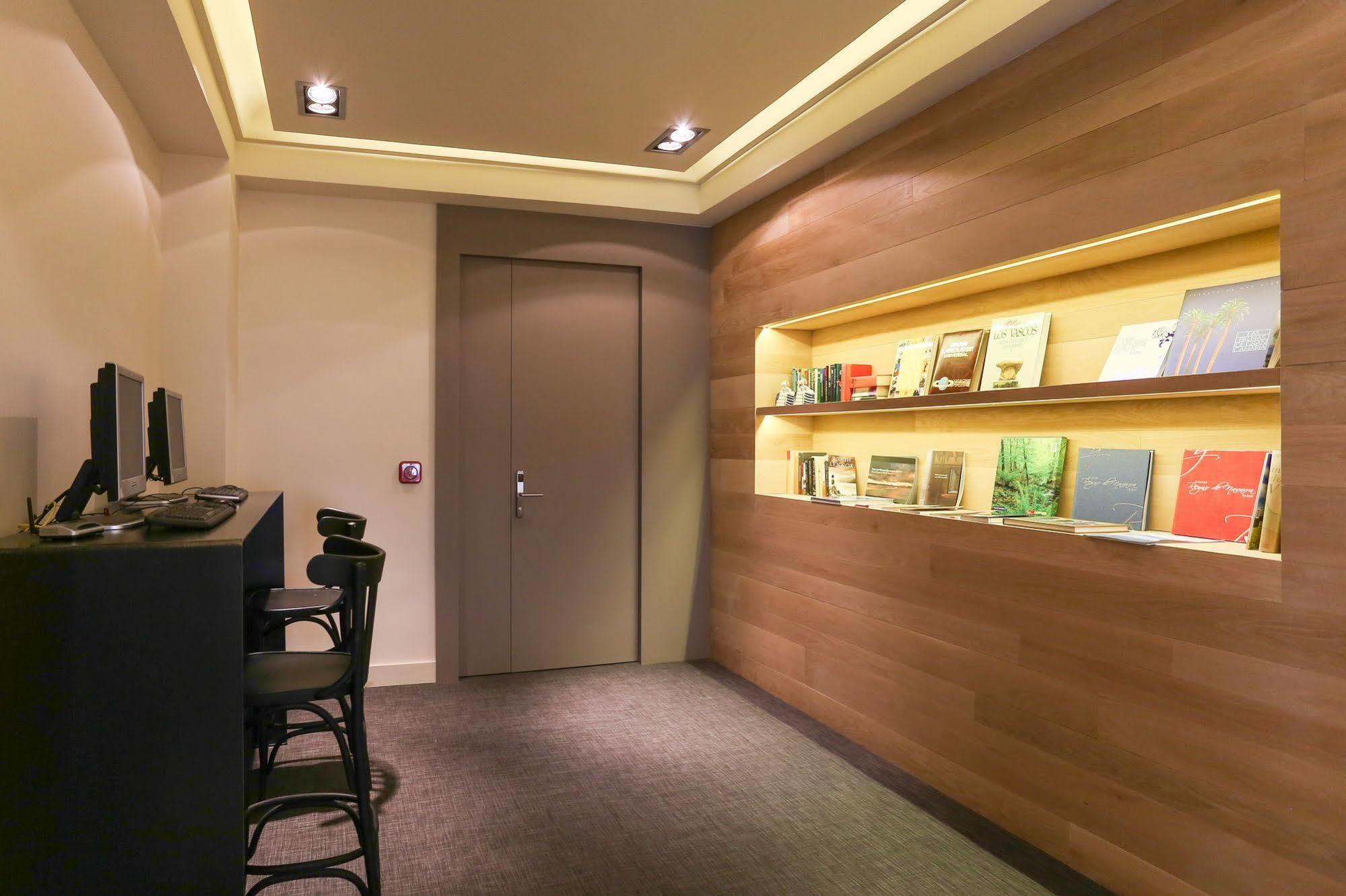 Habitus Hotel Leyre Pamplona Bagian luar foto